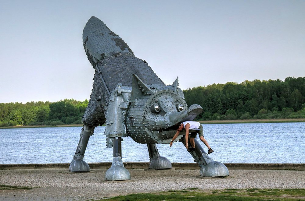 iron fox lituania scultura